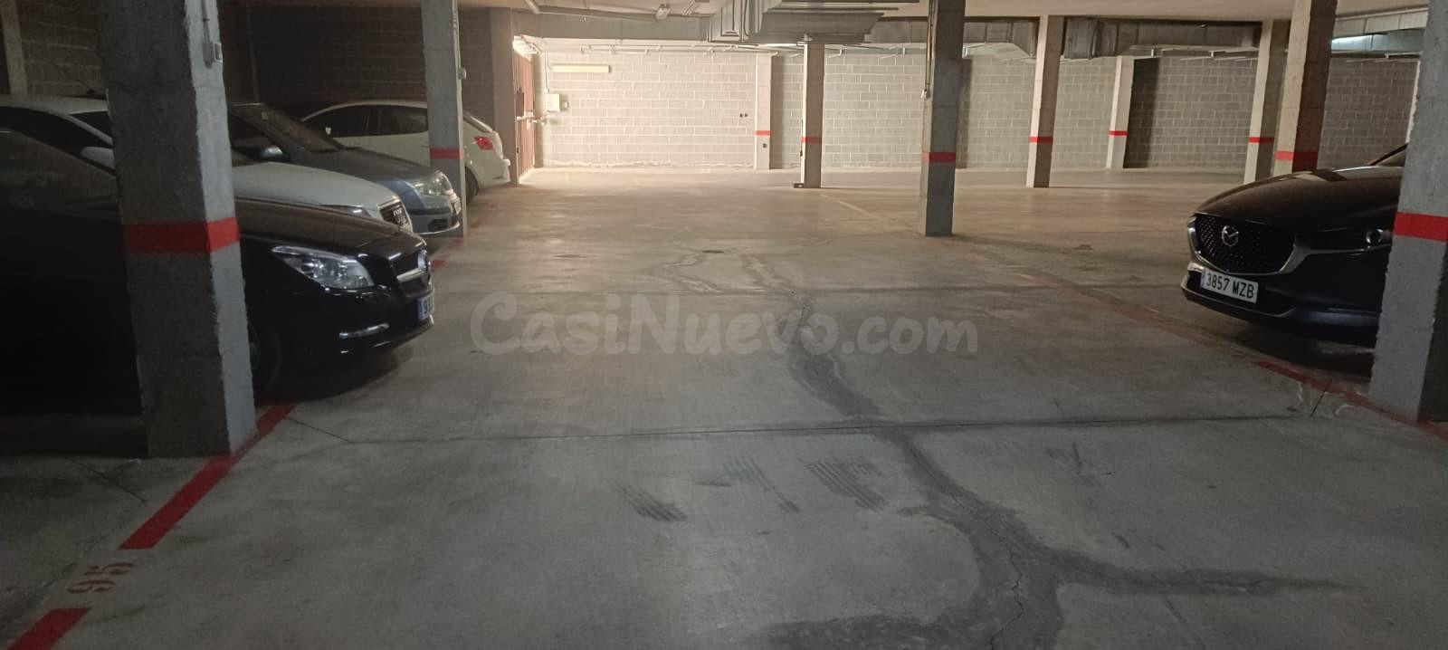 Se vende amplia Plaza de Aparcamiento, ¡CERCA DE HOSPITAL CLÍNICO Y UNIVERSIDADES!