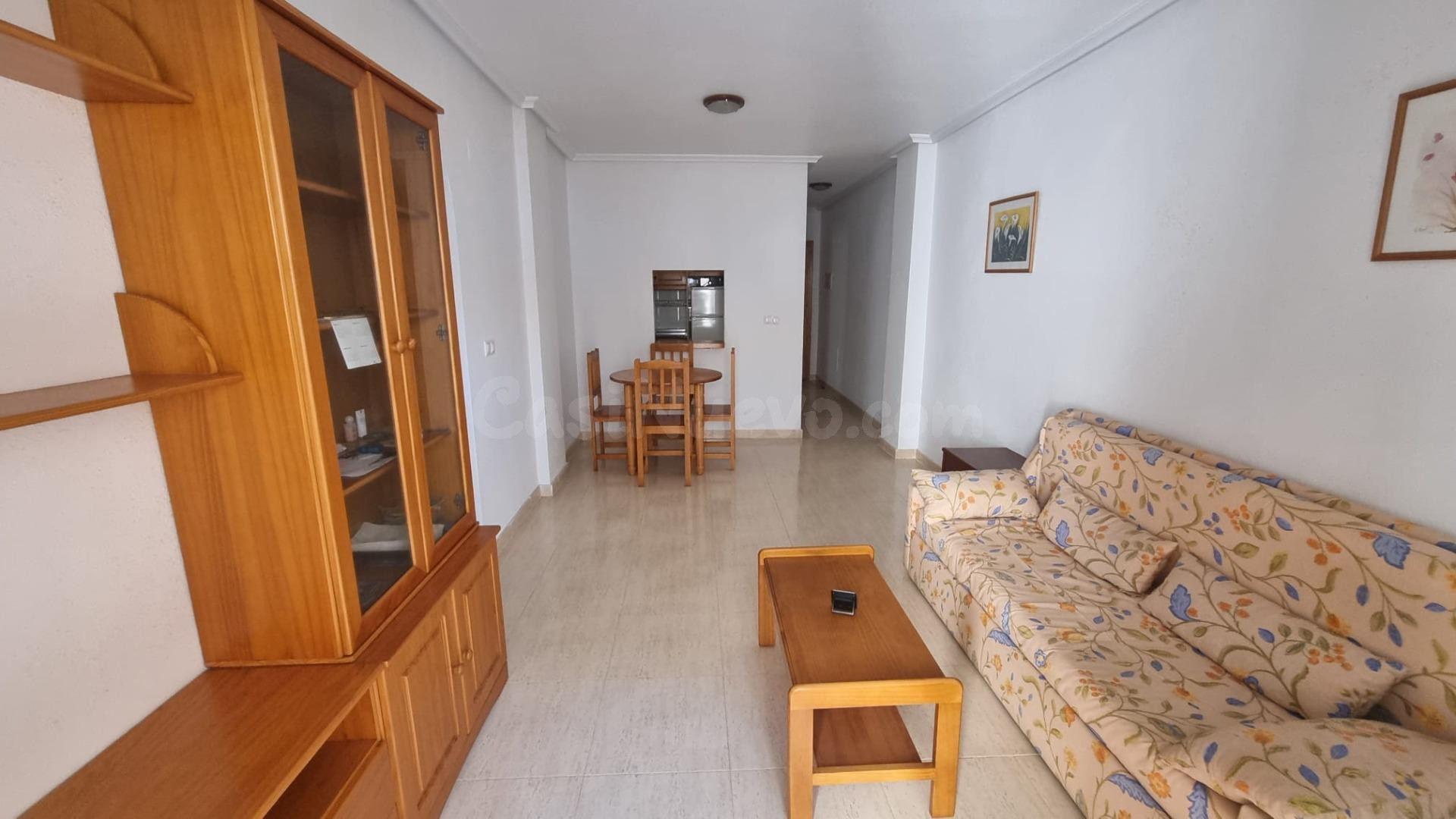 Listo para disfrutar: 2 dormitorios, terraza y piscina en Torrevieja