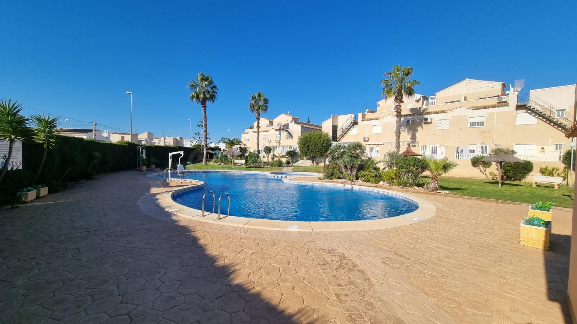 ✨ Tu rincón mediterráneo: adosado con gran terraza, solárium y piscina comunitaria ☀️