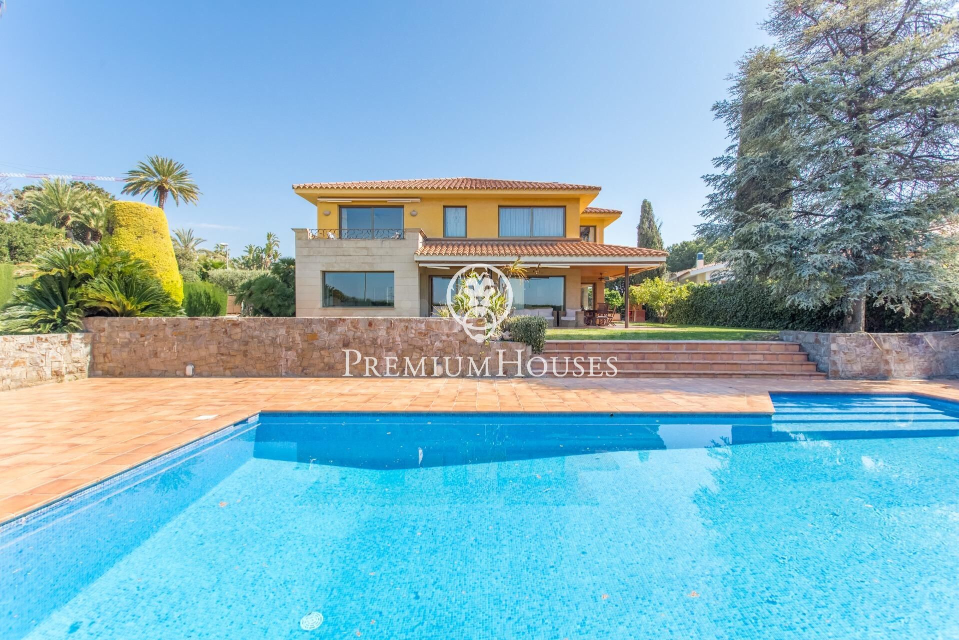 Casa en venta en la exclusiva urbanización 'Can Teixidó' con vistas al mar y al Skyline de Barcelona