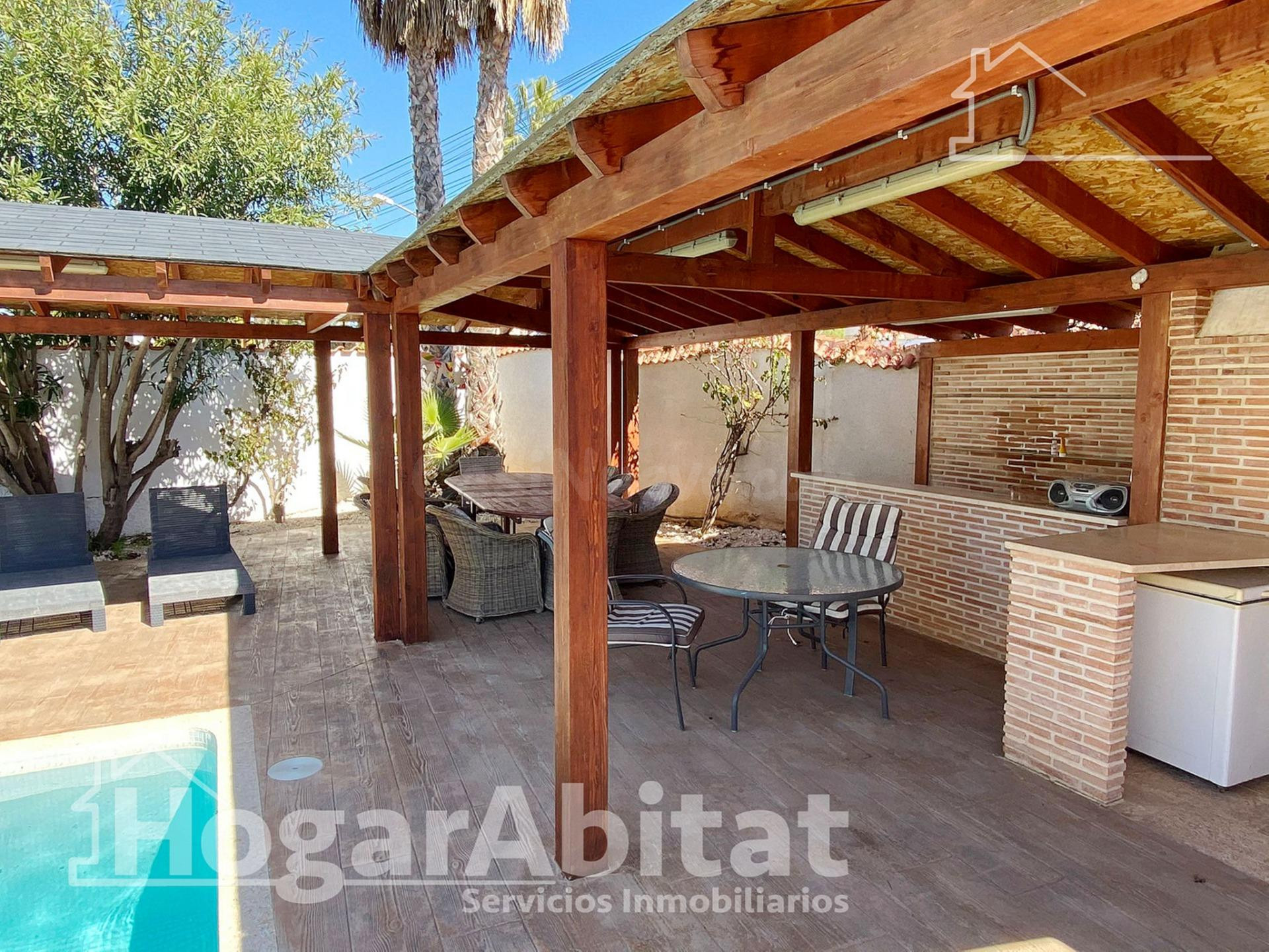 ¡A UN PASO DE LA PLAYA! PRECIOSO CHALET CON PISCINA, TERRAZA, GARAJE Y BARBACOA