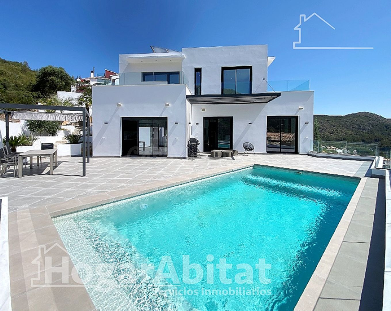 CHALET SEMINUEVO CON PISCINA, GARAJE Y VISTAS DESPEJADAS
