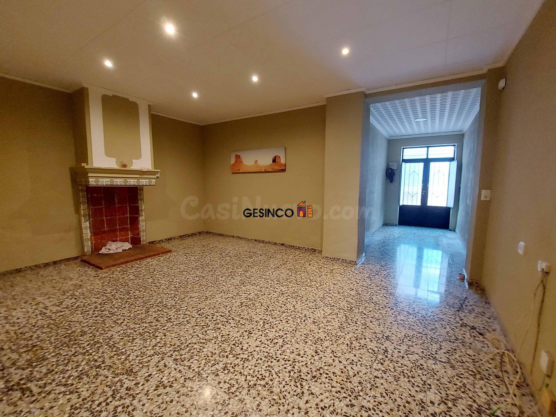 CASA DE PUEBLO PARA REFORMAR CON EXCELENTE PARCELA Y DOS ACCESOS!!