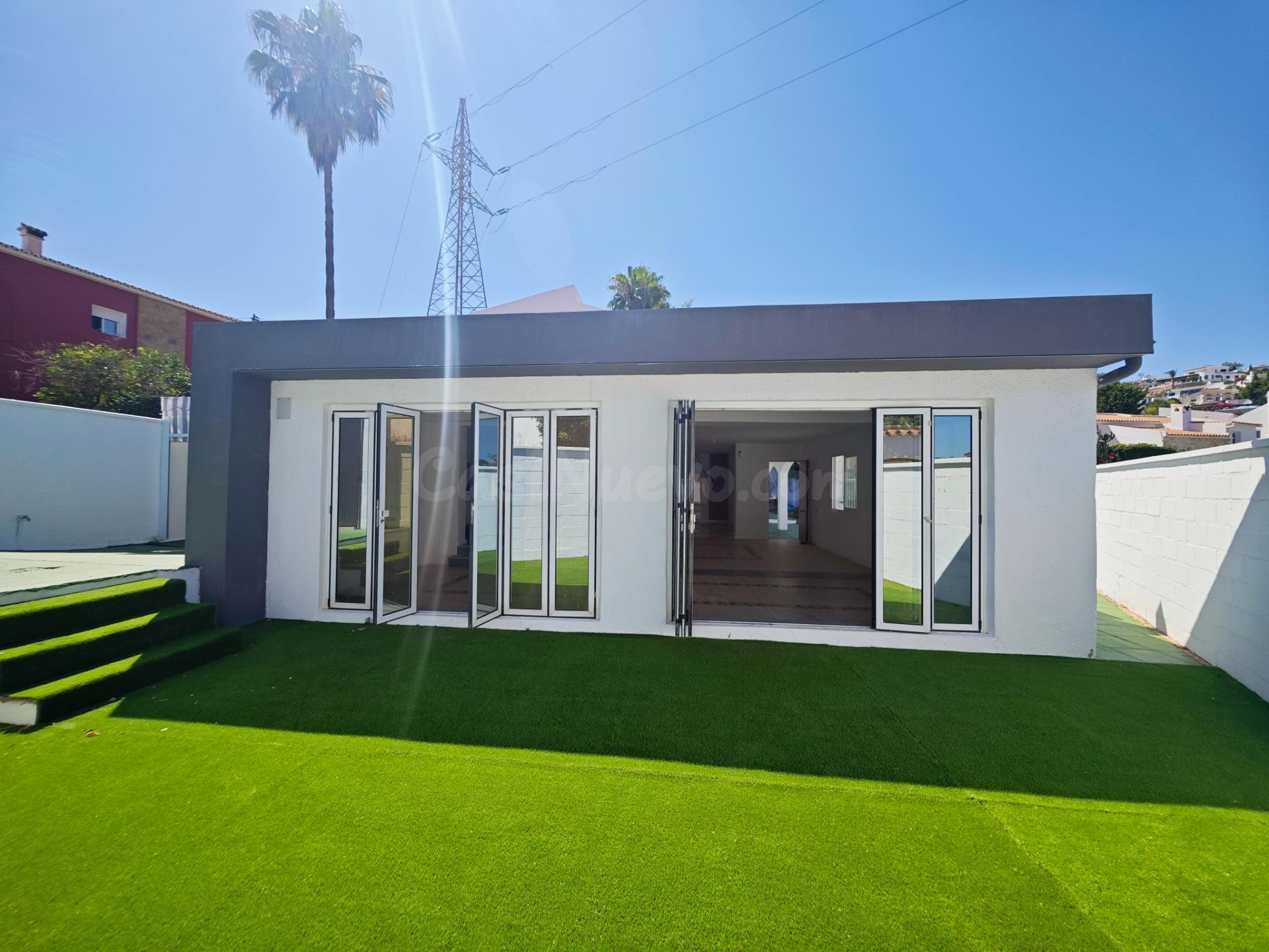 Villa en Torreblanca urbanización con piscina de una sola planta y con acceso de vehículos