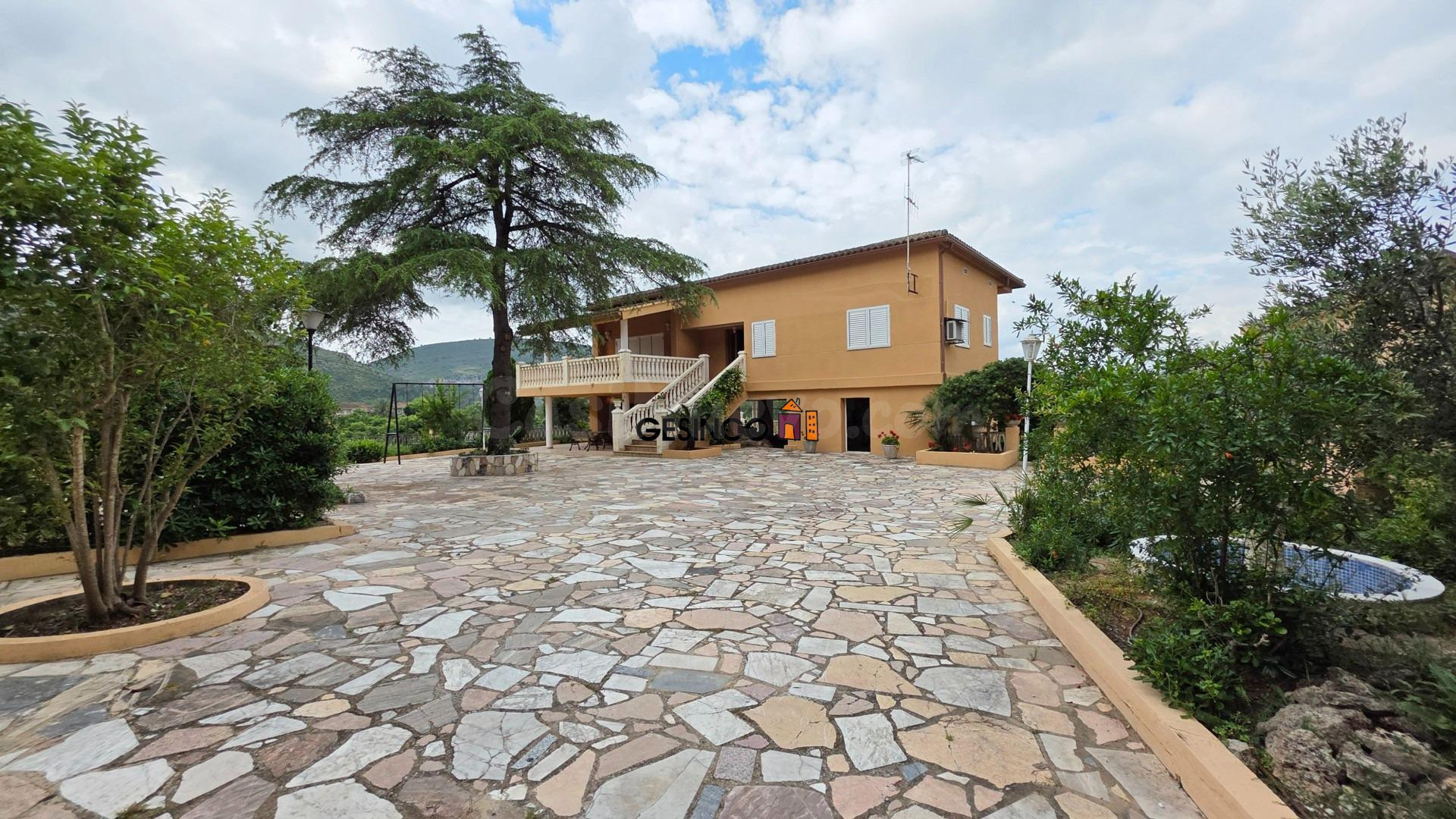 EXCELENTE CHALET CON VISTAS PANORÁMICAS EN URBANIZACIÓN PINO CHICO