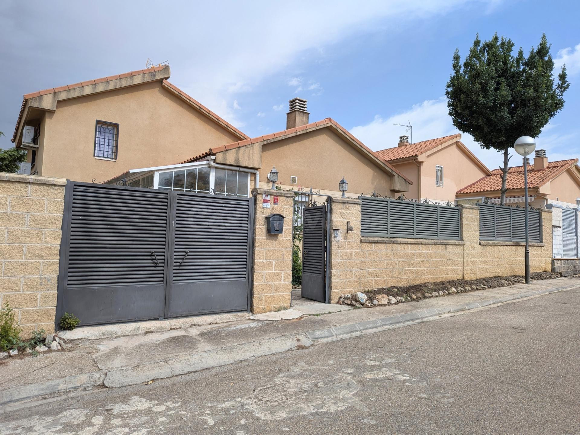 CHALET INDIVIDUAL EN VENTA EN URBANIZACIÓN MONTEJARAL (LORANCA DE TAJUÑA)
