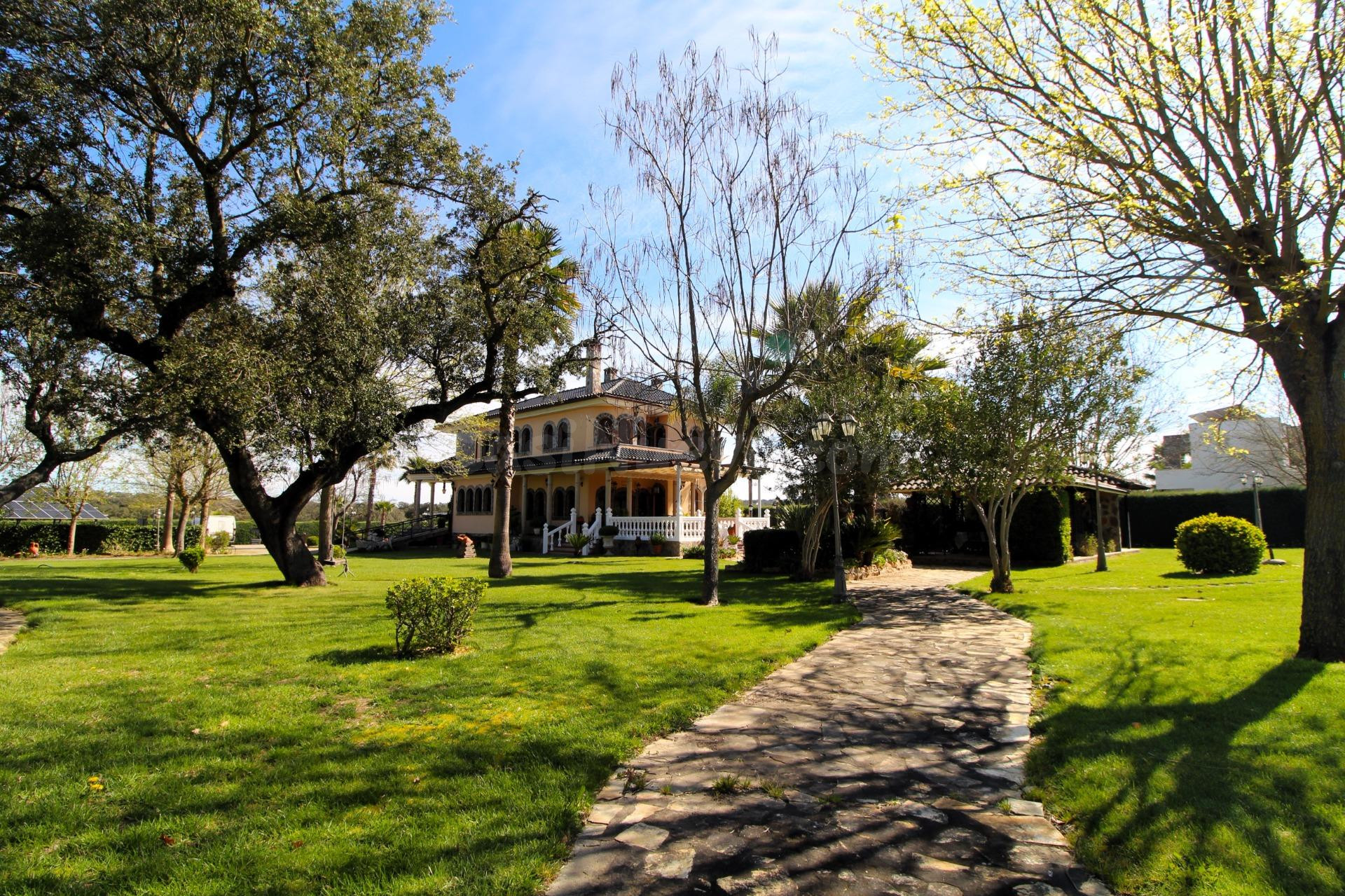 FINCA EXCLUSIVA EN TRES ARROYOS - 2 VIVIENDAS - PISCINA - NAVE