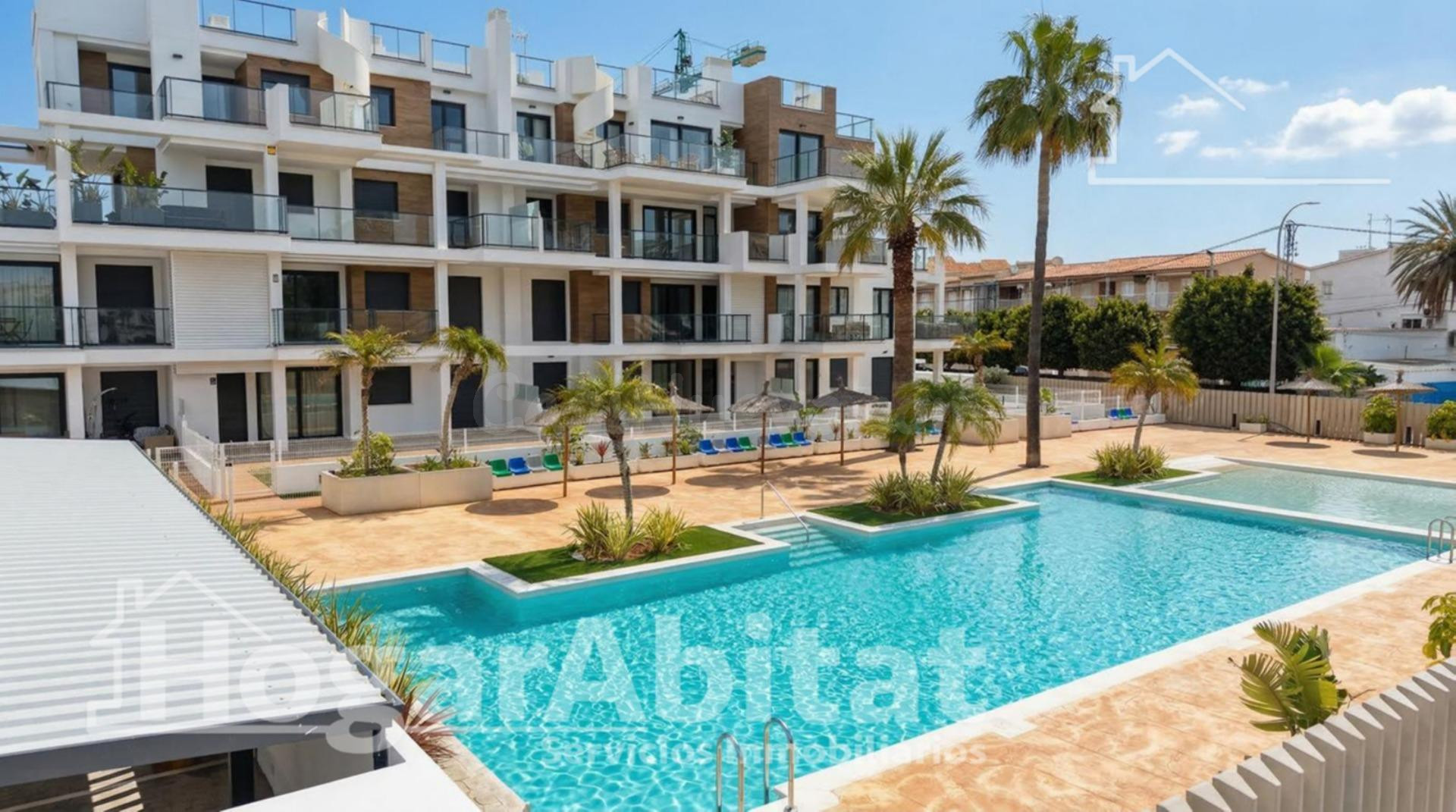 PRECIOSA PLANTA BAJA CON TERRAZA, PISCINA  Y GARAJE JUNTO A LA PLAYA