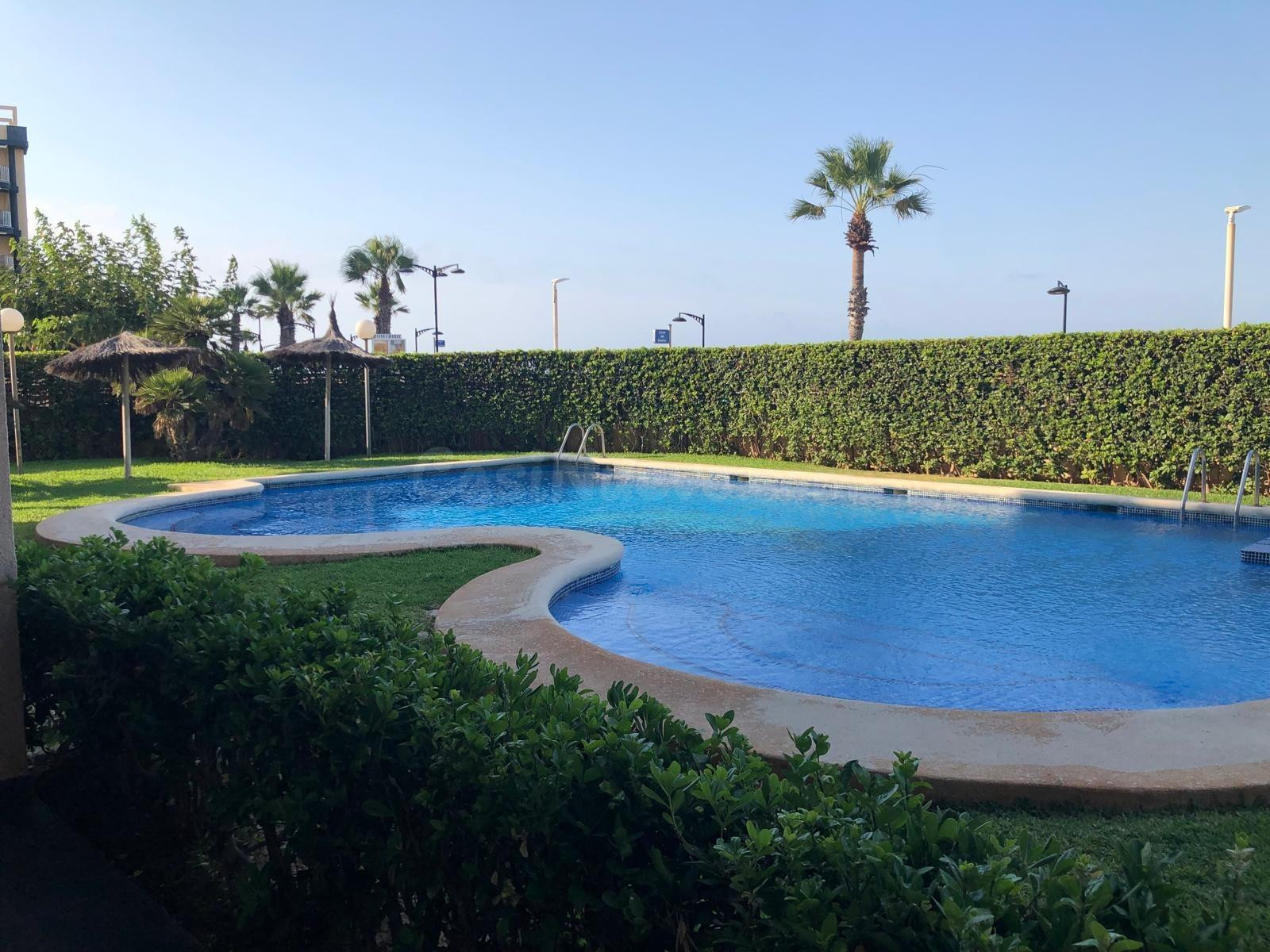 Alquiler temporal (septiembre a junio) | Apartamento en primera línea de playa con espectaculares vistas al mar.