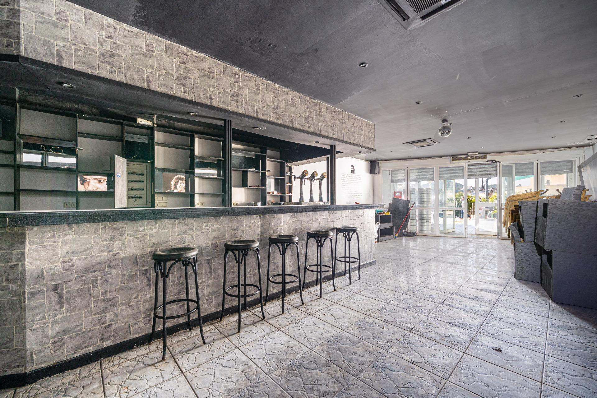 Se vende local comercial en Santa Ponsa con gran terraza y potencial