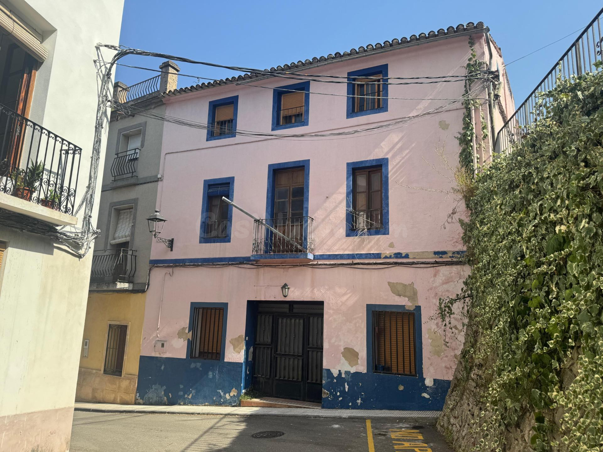 Casa de pueblo con patio interior y 234 m2 para crear tu propio proyecto en Benialí