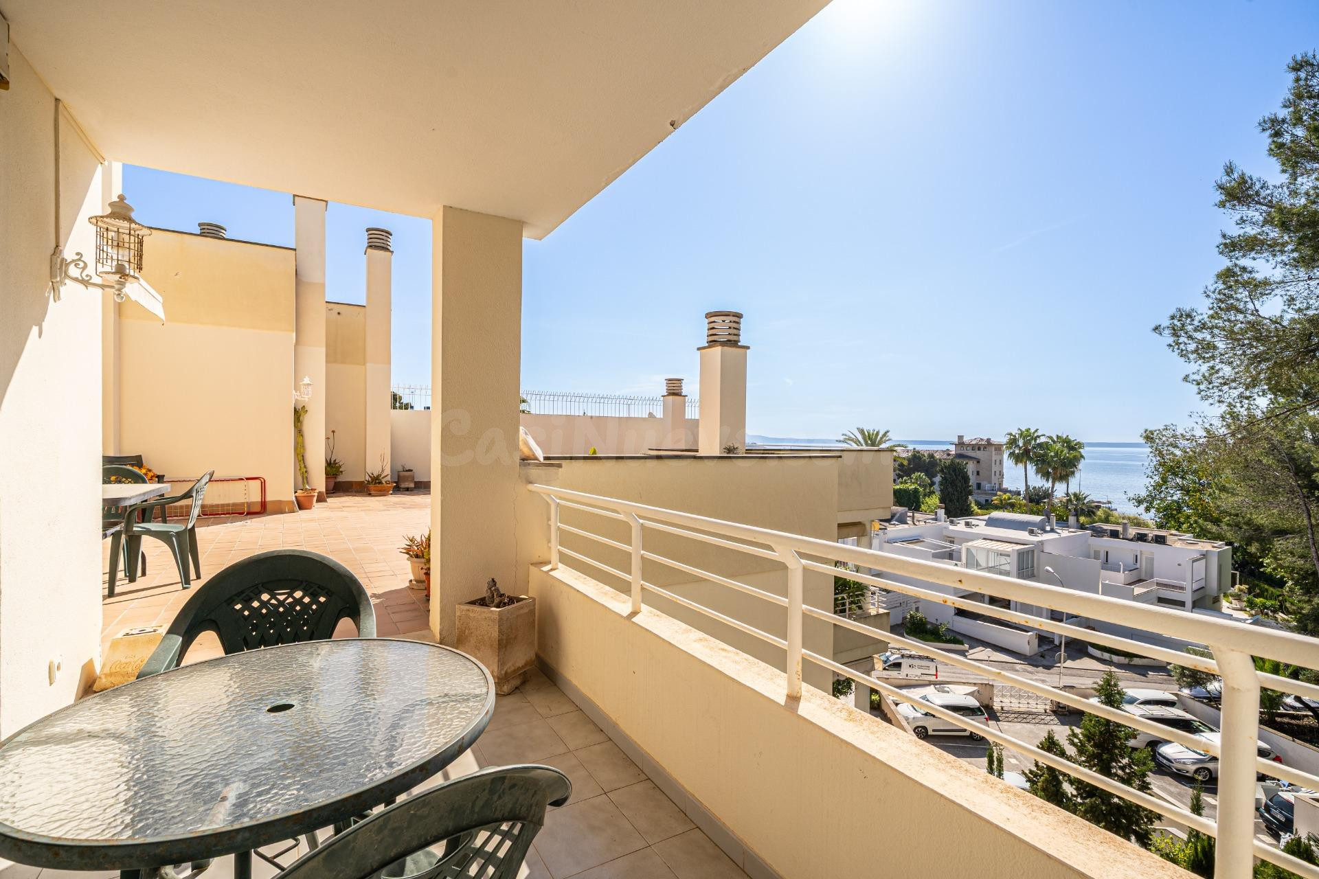 Ático con vista al mar con ascensor de 3 dormitorios, terraza, parking y trastero en Ca's Català