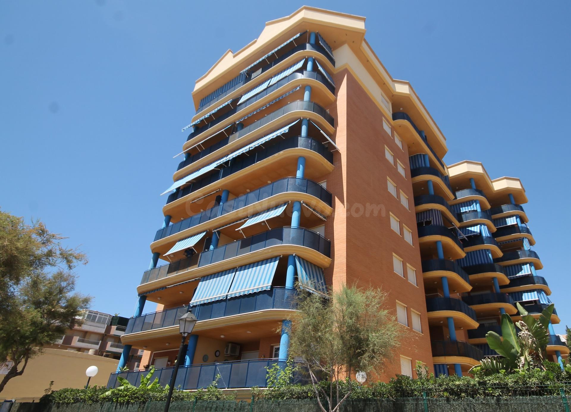 Piso de dos dormitorios, terraza, garaje y piscina en Fuengirola Centro.