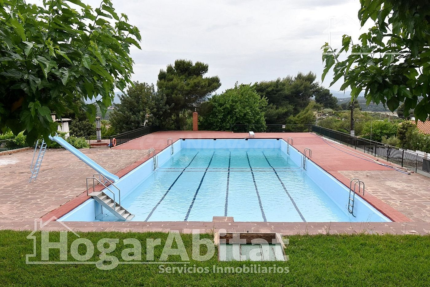 CHALET SEMINUEVO CON GARAJE, PISCINA Y AMPLIA PARCELA