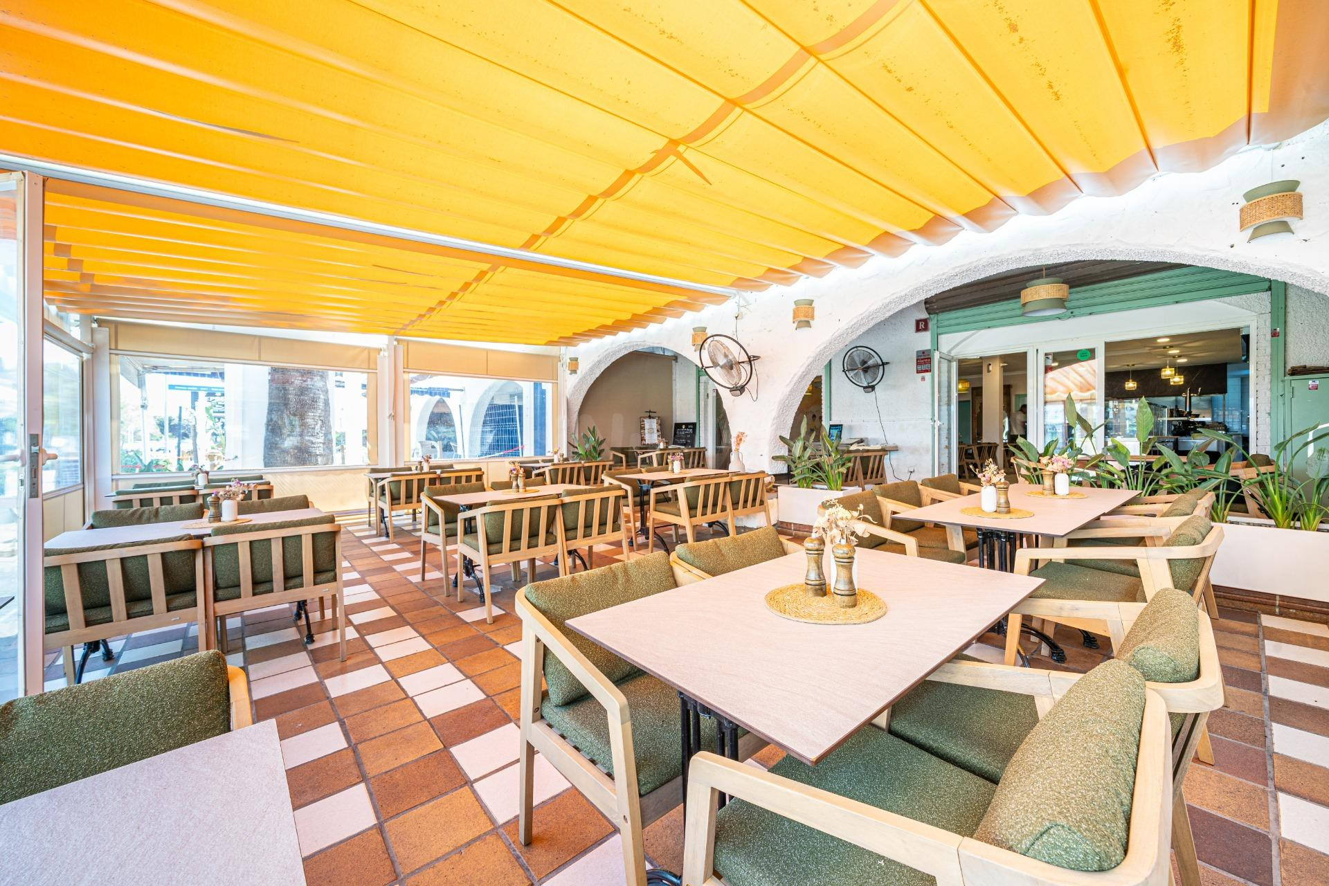 Traspaso de restaurante reformado, con licencia, salida de humos y terraza en Magaluf, Calvià
