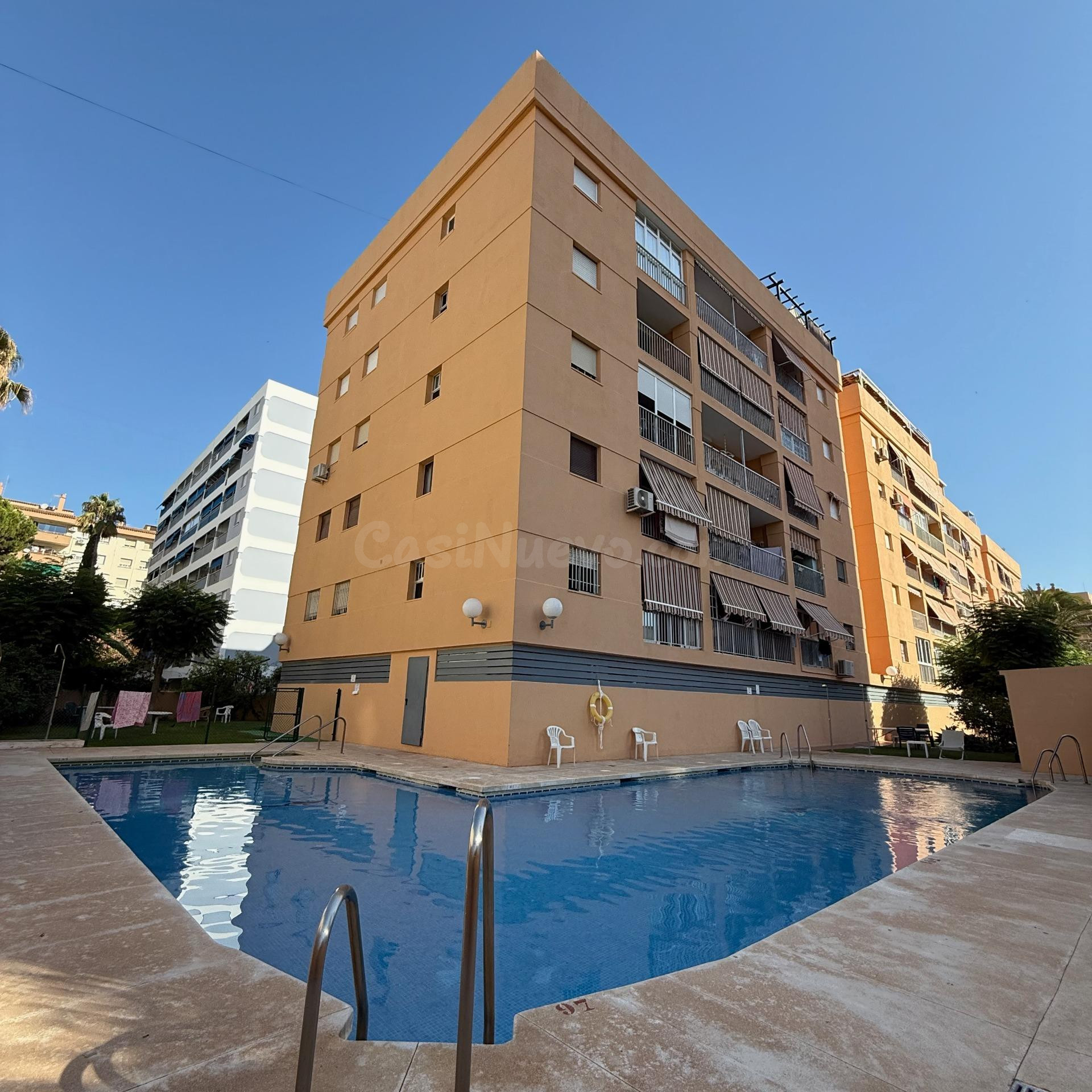 Piso en venta en Fuengirola Centro, 4 dormitorios, terraza, garaje, trastero, piscina y jardines.