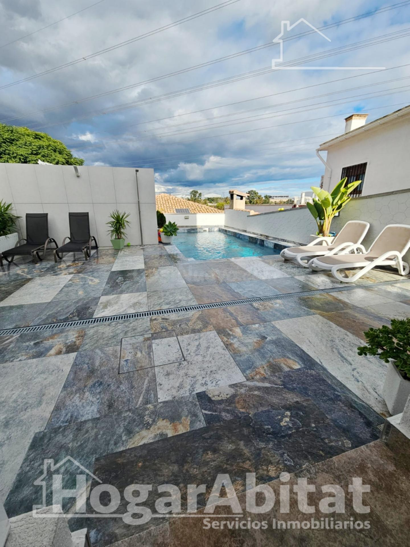 CHALET REFORMADO CON AMPLIO TERRENO, GARAJE, PISCINA Y TERRAZA