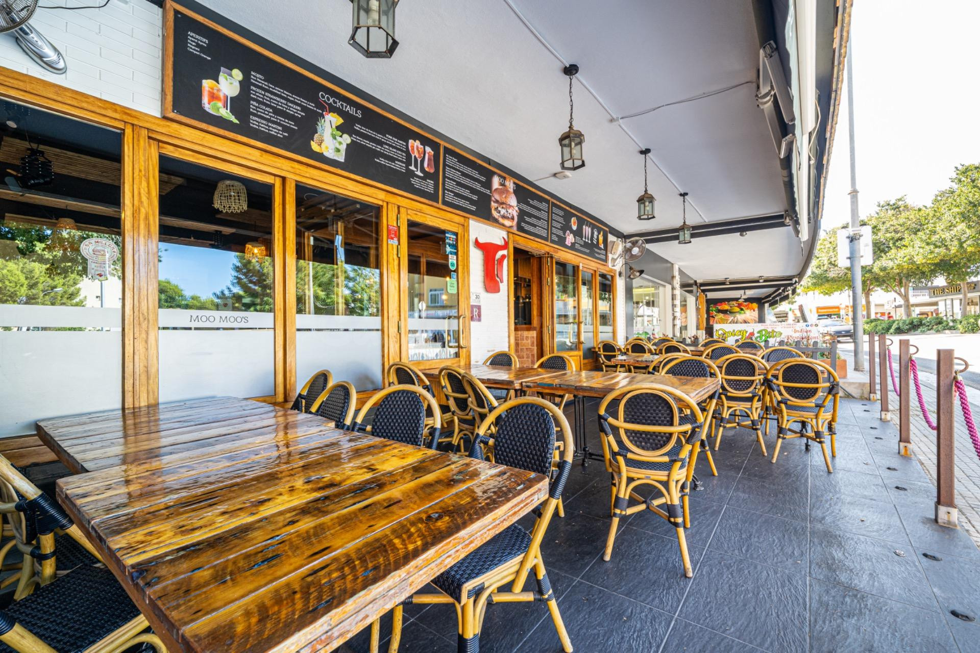 Traspaso Restaurante "Moo Moo's" con licencia, salida de humos y terraza en Portals Nous