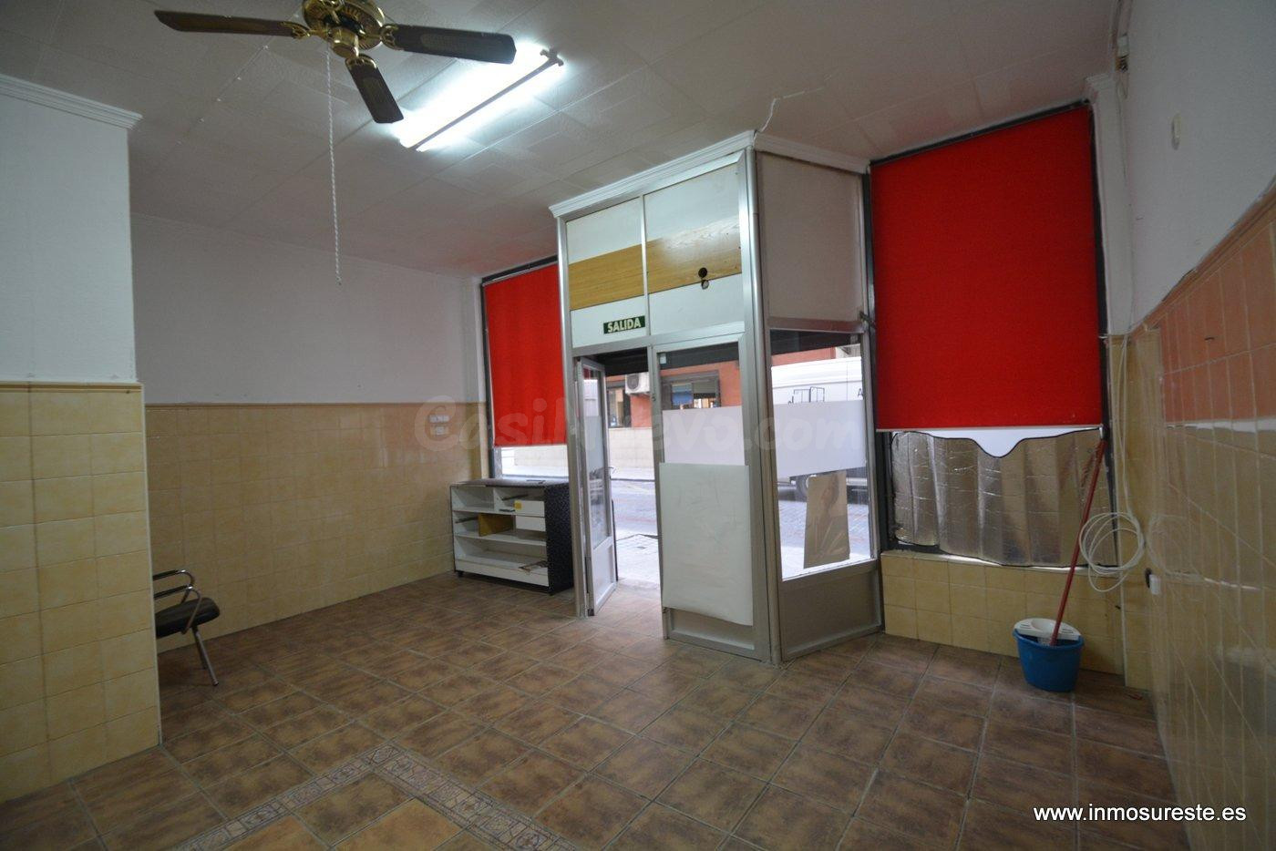 Local comercial en Orihuela zona céntrica cerca del Colegio Santo Domingo. 121 m2. construidos.