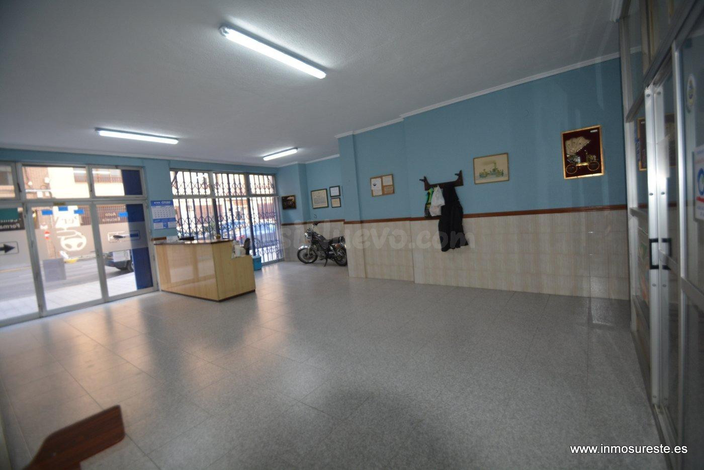 ¡¡ OPORTUNIDAD ÚNICA !! Amplio local comercial en el corazón de Orihuela a escasos metros de la Glorieta Gabriel Miró