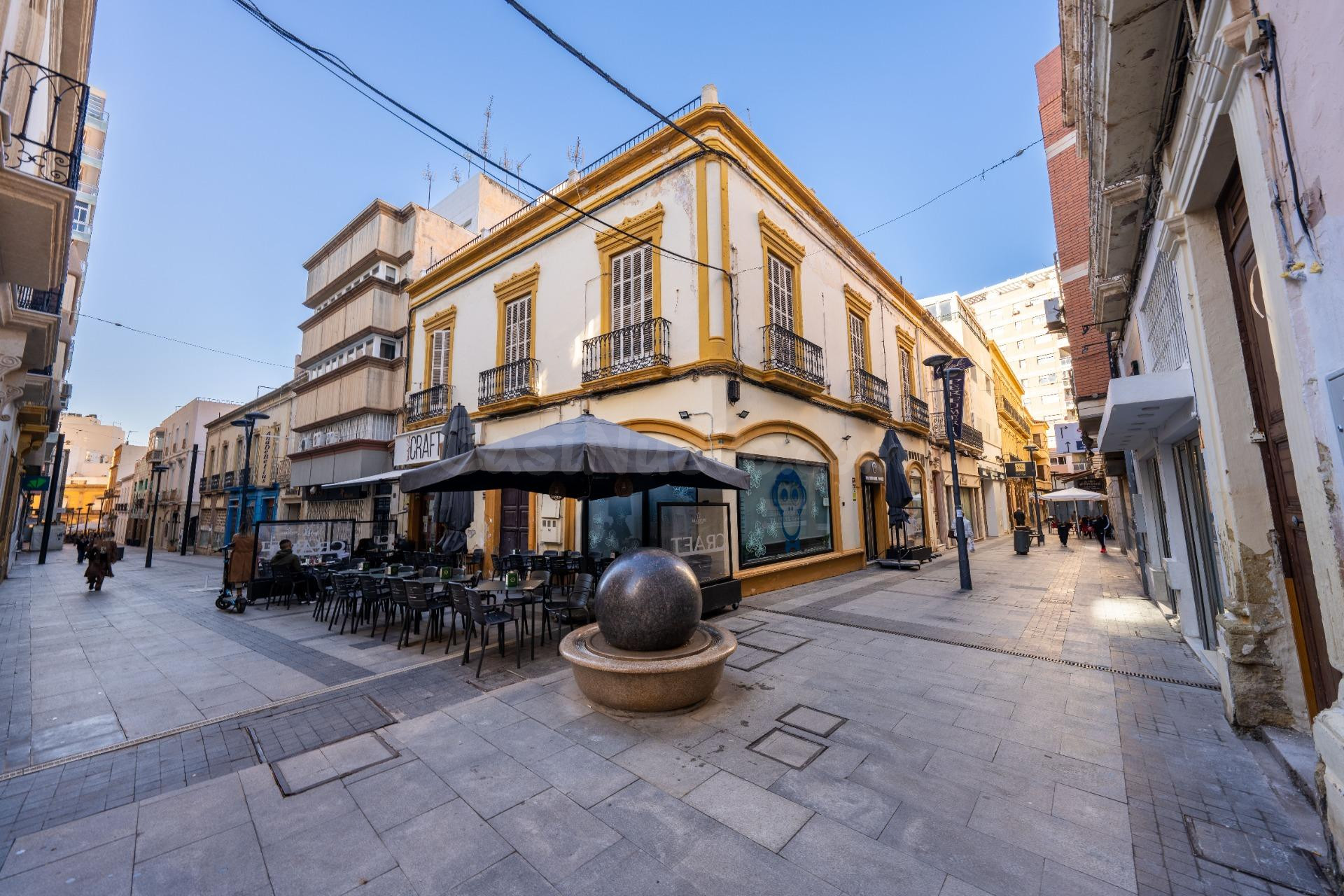 CASA JUNTO AL PASEO DE ALMERIA. 167 M2 CON TERRAZA DE OTROS 167 M2