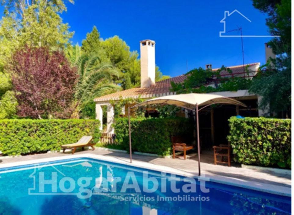 CHALET CON PISCINA, TERRAZA, GARAJE Y BARBACOA