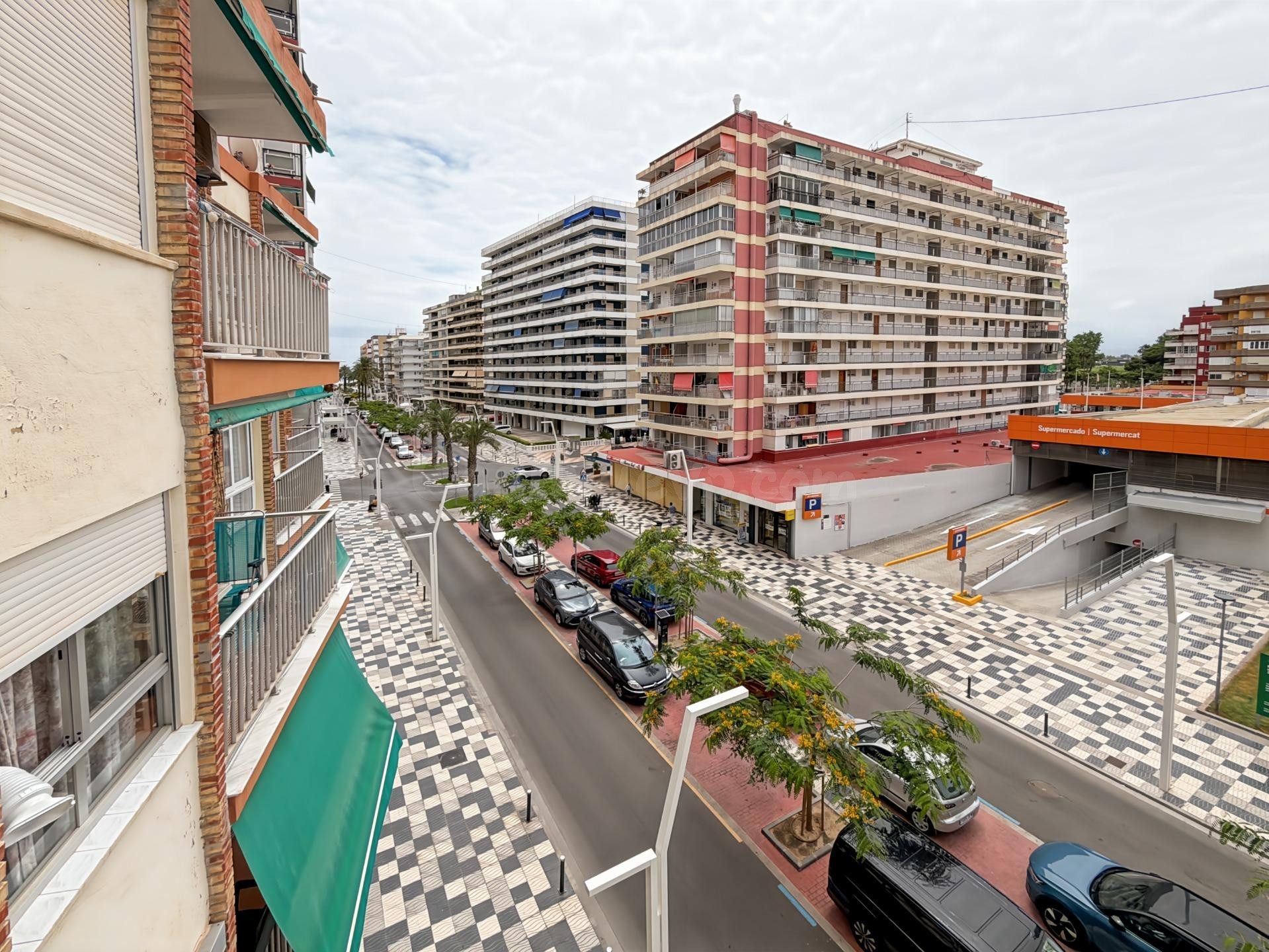 Apartamento vacacional en Cullera con 3 dormitorios, terraza y aire acondicionado — alquiler por quincenas