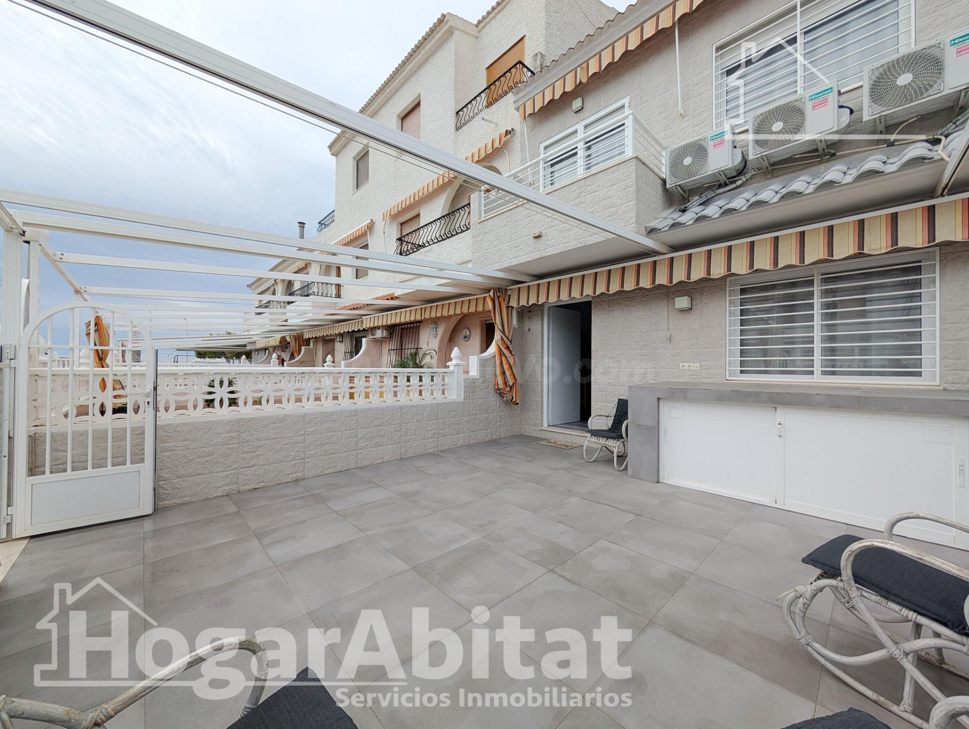 ¡PRIMERA LÍNEA DE PLAYA! PRECIOSA CASA REFORMADA EN RESIDENCIAL CON TERRAZA Y PARKING