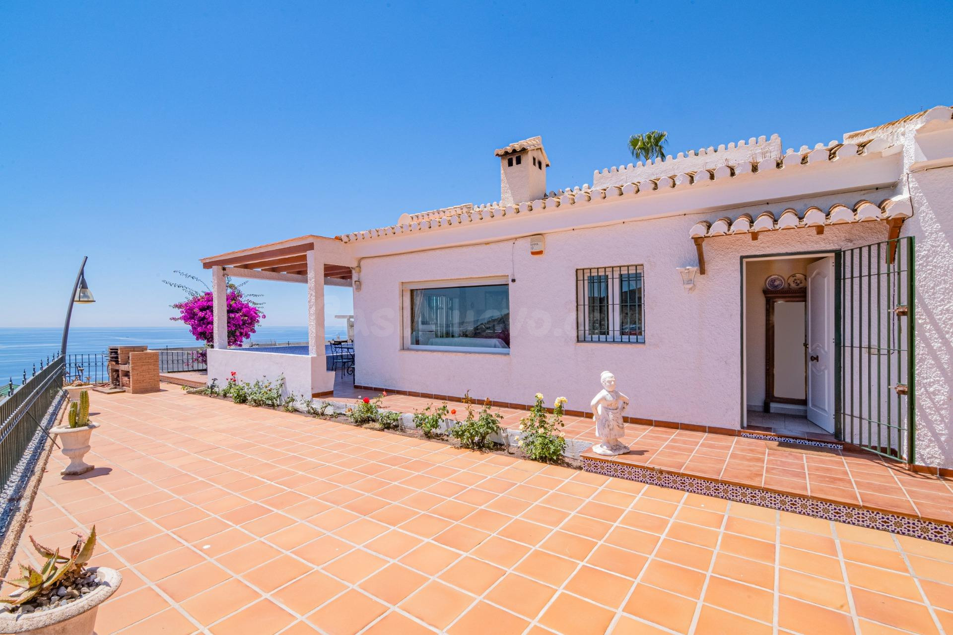 EN VENTA: Chalet con Piscina con amplio espacio exterior en Almuñécar.