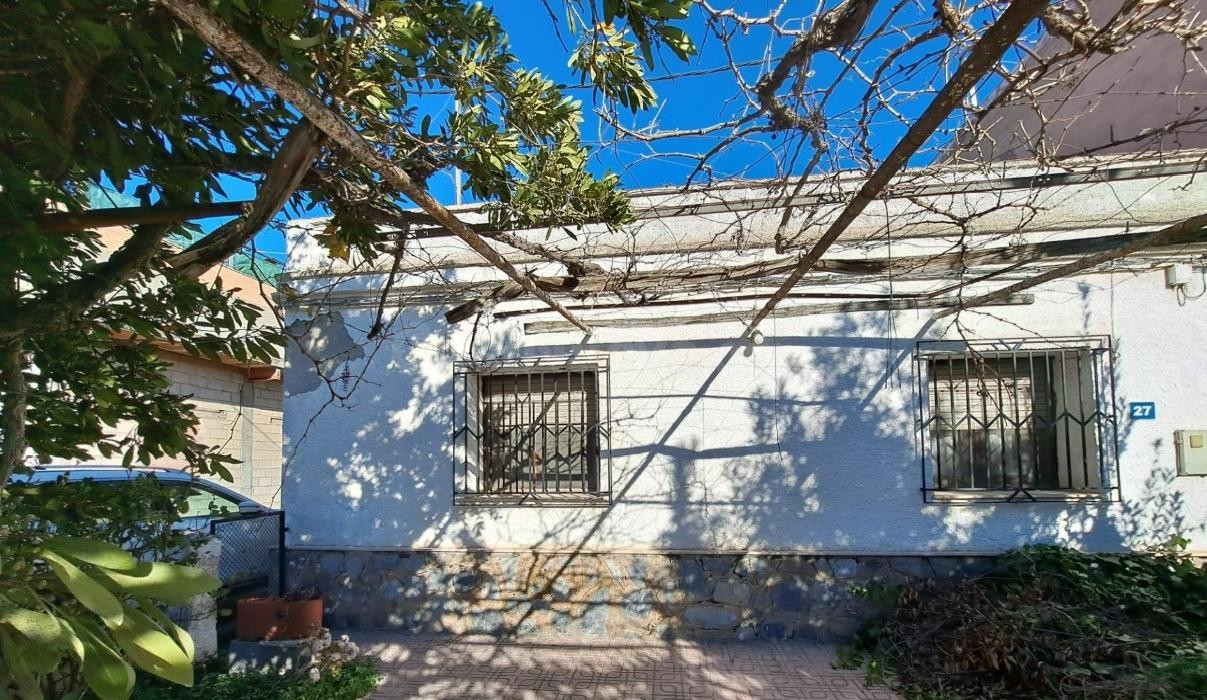 ¡¡ MAGNÍFICA VIVIENDA !! Casa en la carretera de Hurchillo de 130 m2 de superficie, con 3 habitaciones y 1 baño.