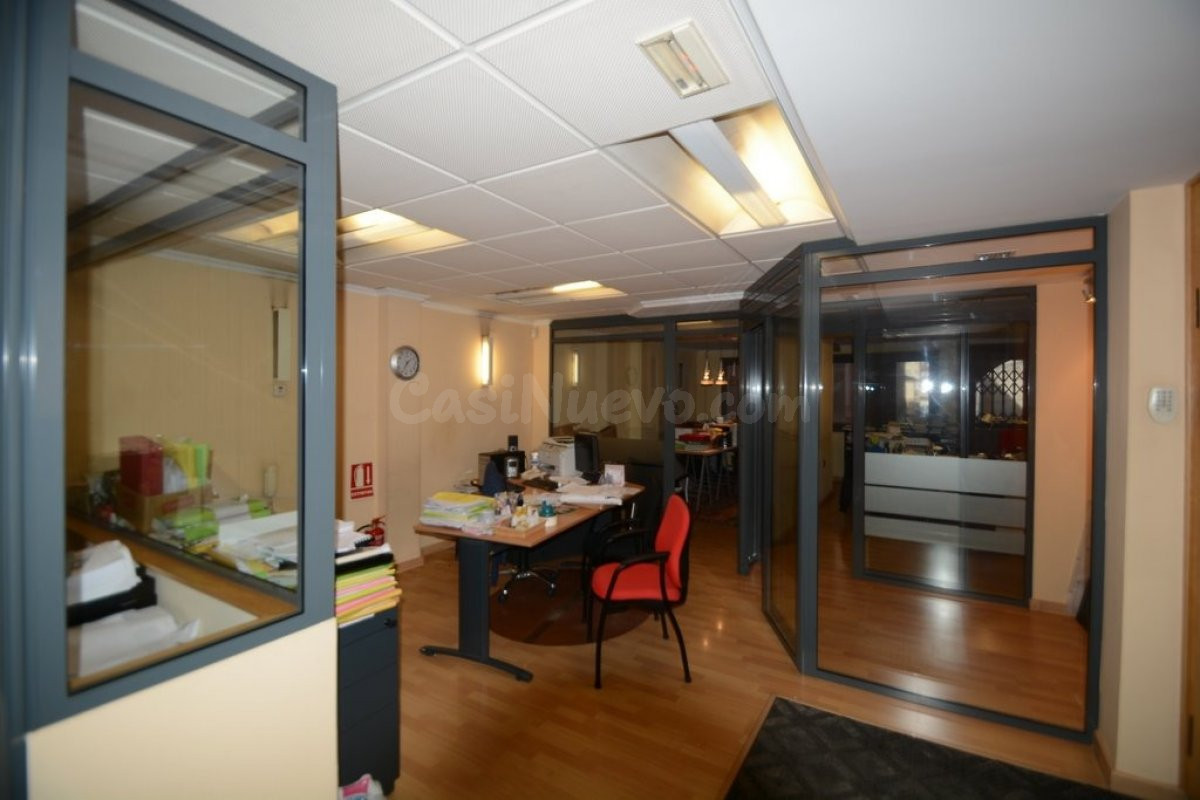 Oficina en entresuelo en Orihuela zona Pintor Agrasot, 160 m2. construidos. Aire Acondicionado.