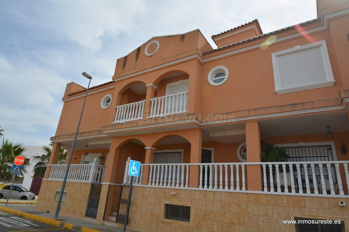 ¡¡ PRECIO REBAJADO !! Acogedor chalet adosado en Benferri, con 3 habitaciones, 2 baños y 1 aseo, cerca del Colegio.