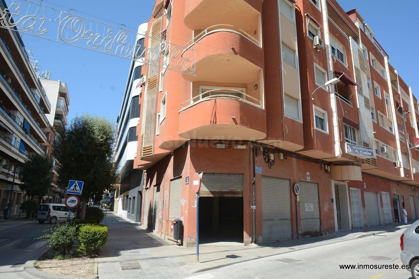 Local comercial a dos calles en Orihuela, frente a la plaza de toros. 109 m2. construidos.