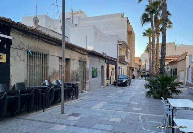 Casa en planta baja con parcela de 226 m2. en Torrevieja, cerca de las piscinas naturales.