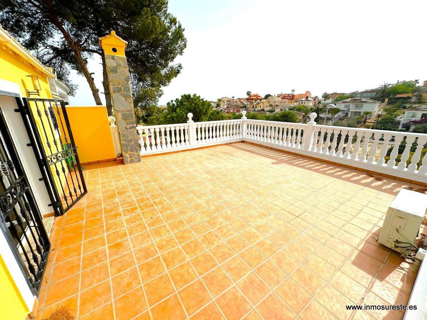 Bonito y coqueto Chalet en Urbanización Los Balcones, Torrevieja, con parcela de 414 m2 y piscina.