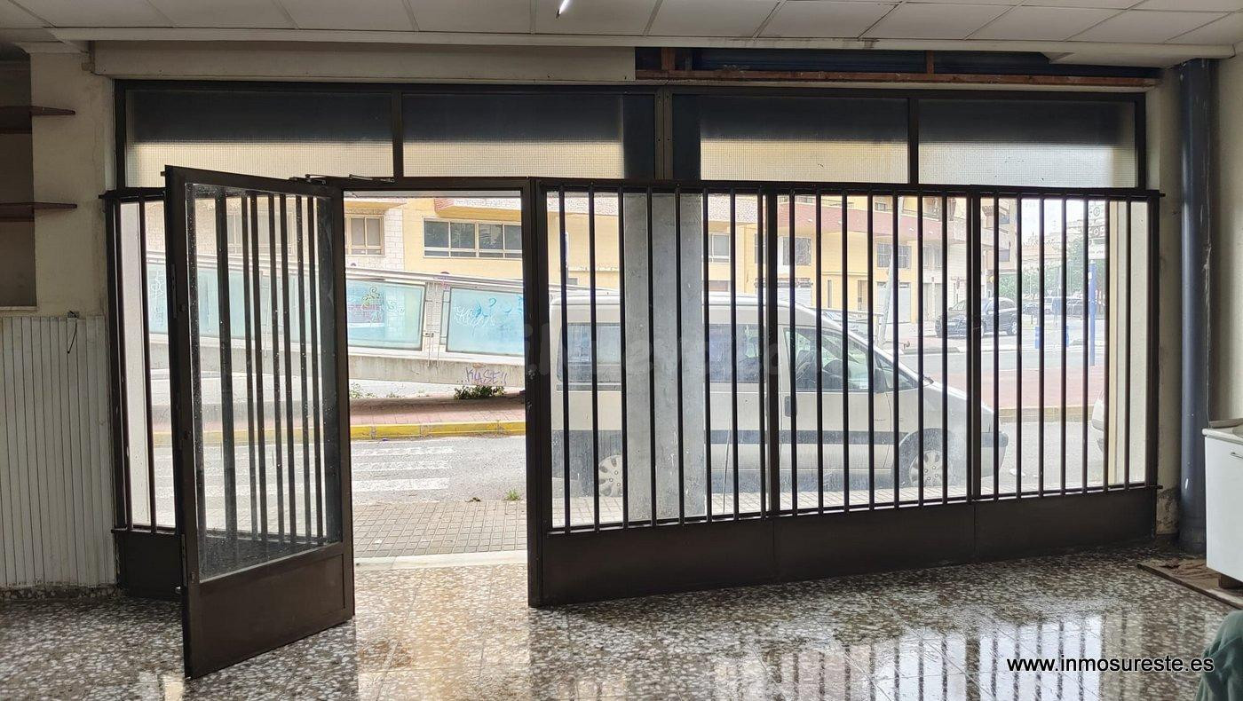 Local comercial a la venta en Orihuela, cerca de la Plaza de Toros, con 182 m2. construidos.