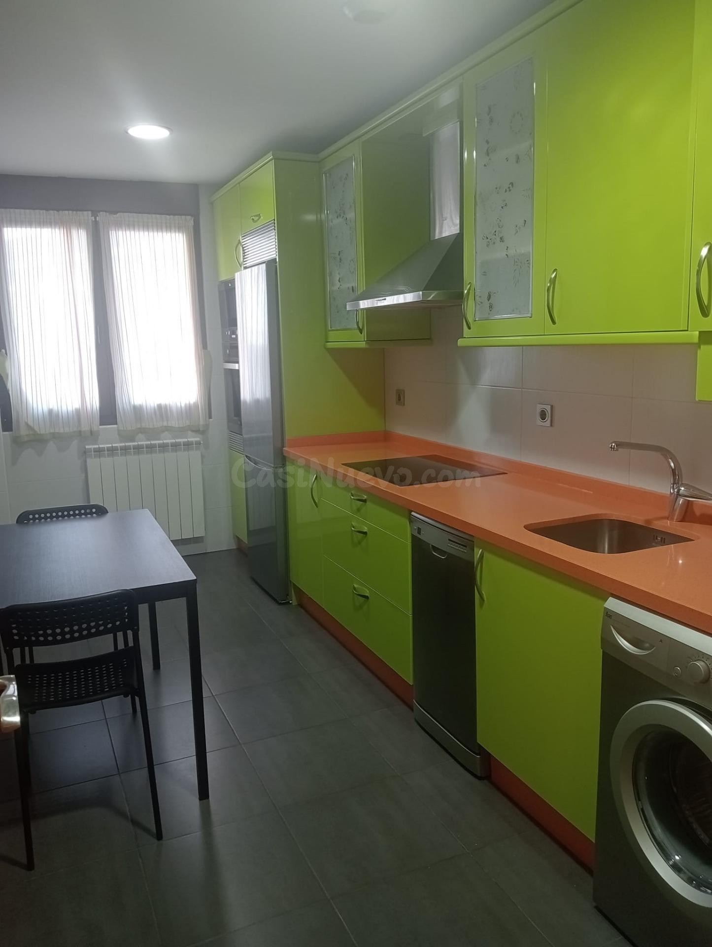 SE VENDE APARTAMENTO EN EL CENTRO, COCINA AMUEBLADA, SALÓN, 2 HAB., 2 BAÑOS, ASCENSOR, TRASTERO Y PLAZA DE GARAJE. PARA ENTRAR A VIVIR