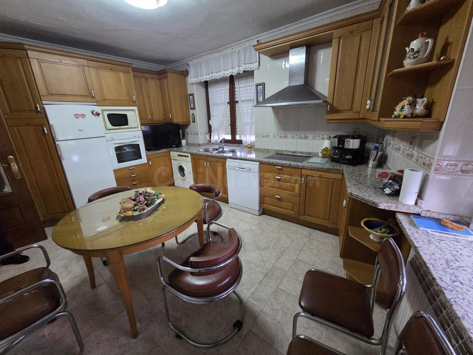 SE VENDE CASA EN VILLAMAÑAN, 170 M2 VIVIENDA, NAVE 416 M2, PATIO 590 M2. LA VIVIENDA TIENE 4 HAB., SALÓN, COCINA, Y BAÑO.