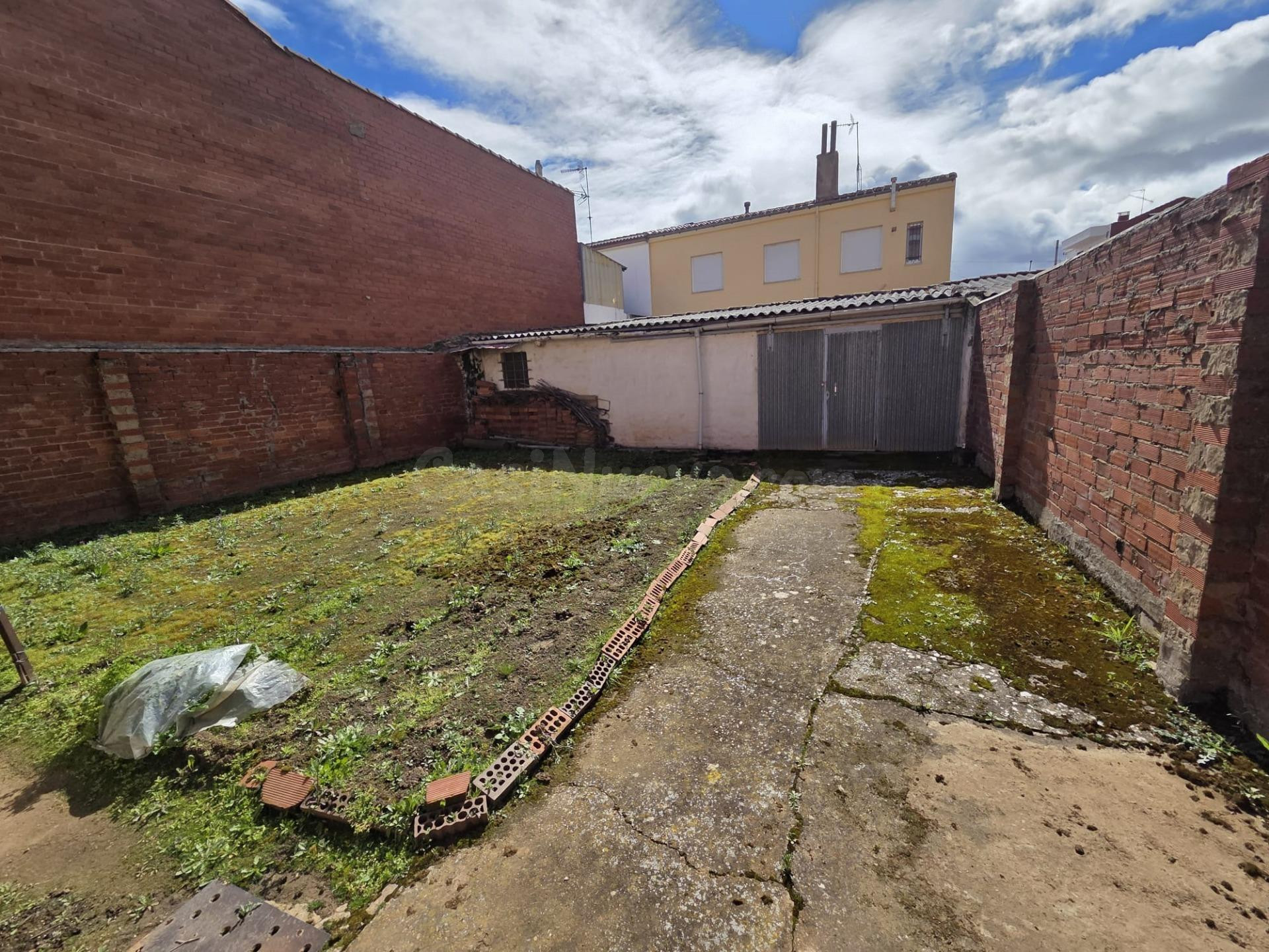 SE VENDE SOLAR EN VALENCIA DE DON JUAN, 149 M2, AGUA.
