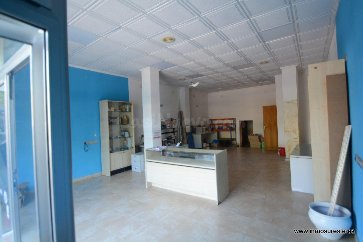 Alquiler de local comercial en Orihuela, frente a la Plaza de Toros, con 66 m2. construidos.