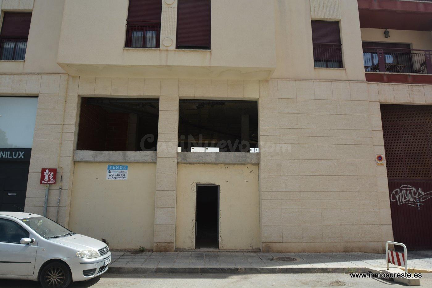 Local comercial a la venta en Orihuela, zona de los Huertos, con 62 m2. construidos, con altillo de unos 56 m2.