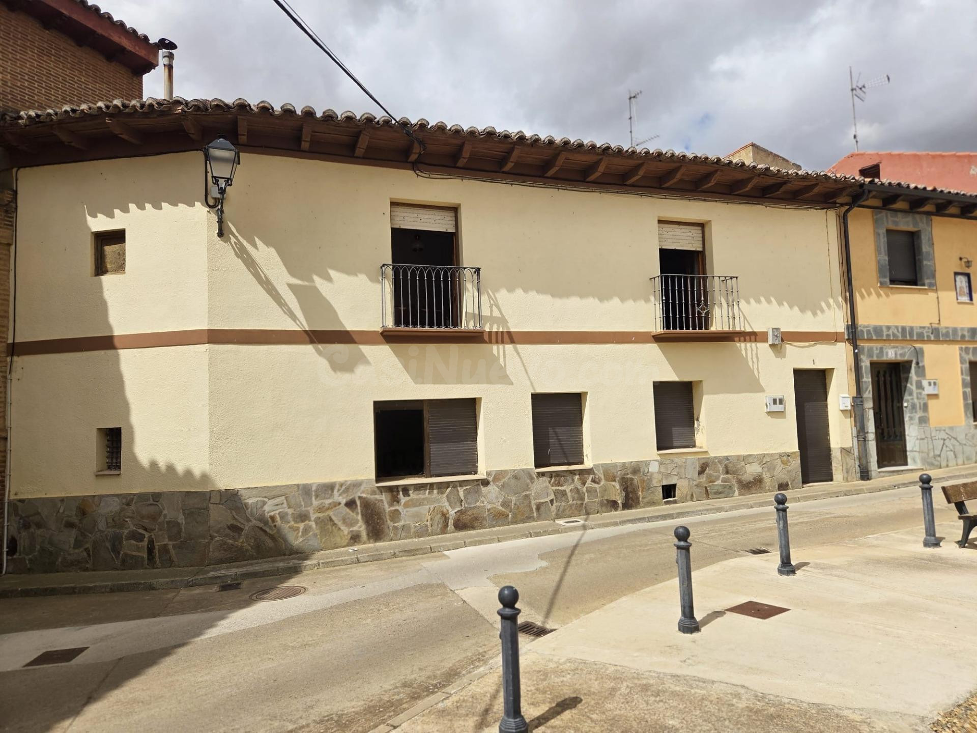 SE VENDE CASA EN EL CENTRO DE VALDERAS, DOS PLANTAS, 4 HAB., BODEGA, COCHERA Y PATIO.