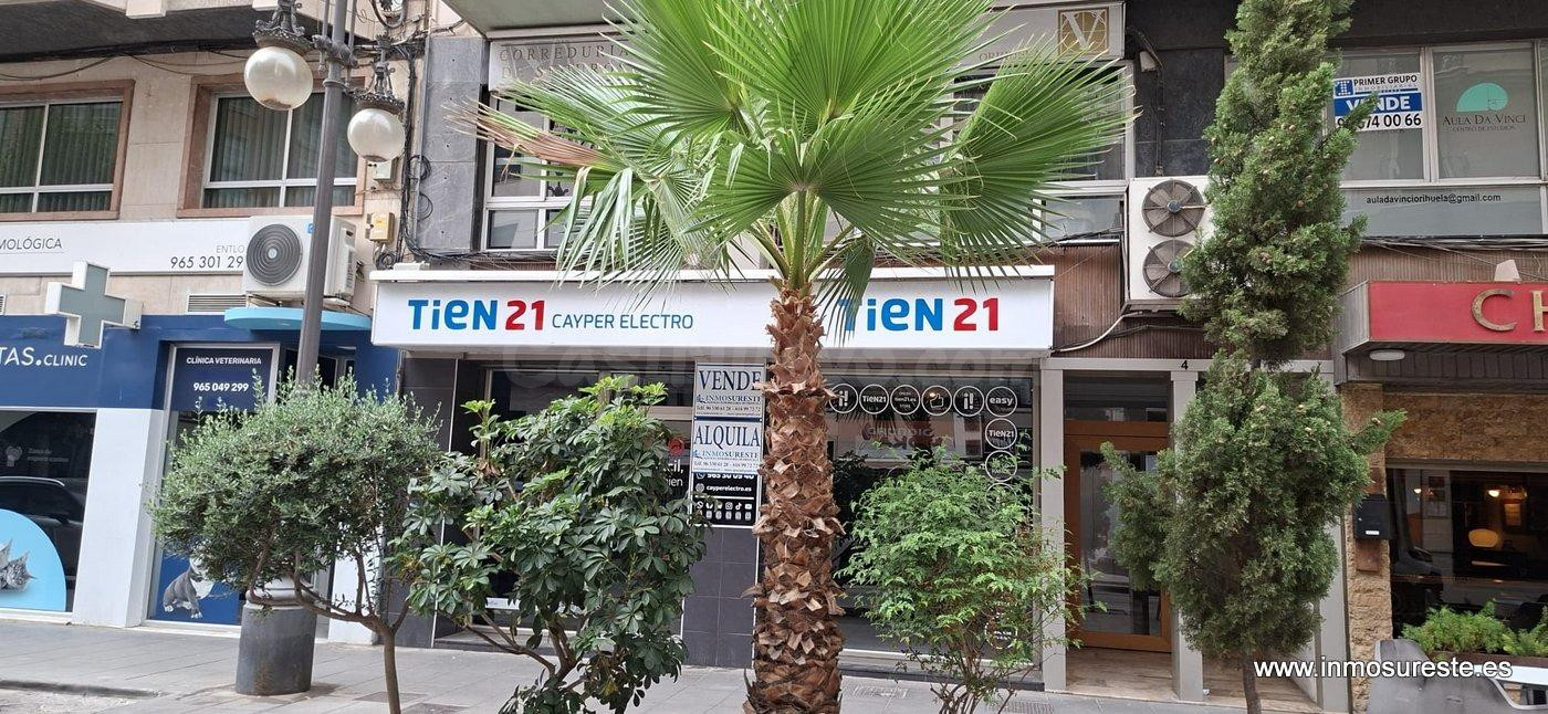 Alquiler de local comercial en el centro de Orihuela, con 113 m2. construidos, con un aseo. Aire acondicionado