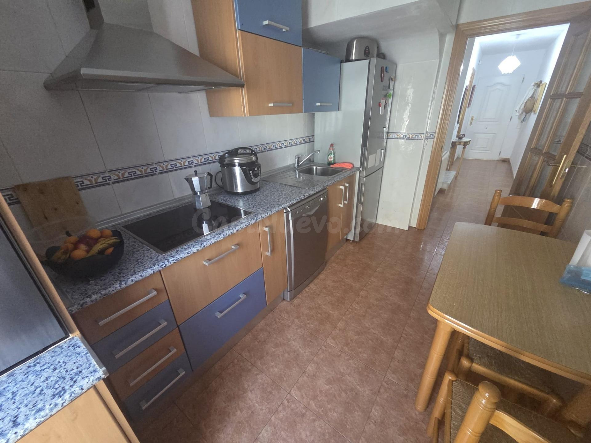 Se vende chalet adosado en Benamariel, en urbanización con piscina, dos plantas, amueblado, cocina, salón, 3 hab., 2 baños, trastero y cochera