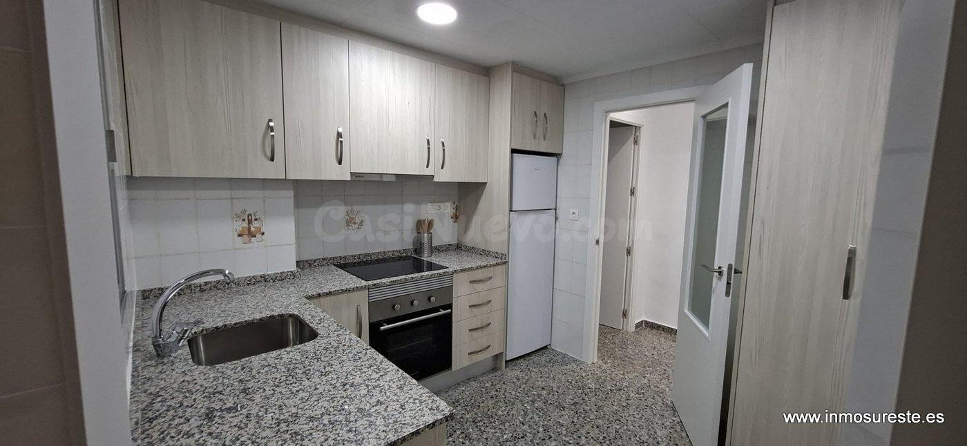 Alquiler estupendo piso en Avenida Teodomiro, “Los Andenes” 3 habitaciones, 1 baño y 1 aseo.
