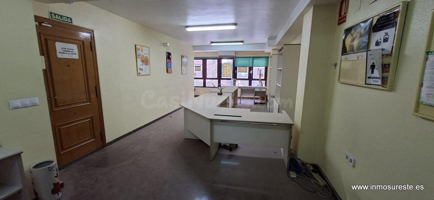 Alquiler de entresuelo en el centro de Orihuela, zona de Obispo Rocamora, 130 m2. de supèrficie.
