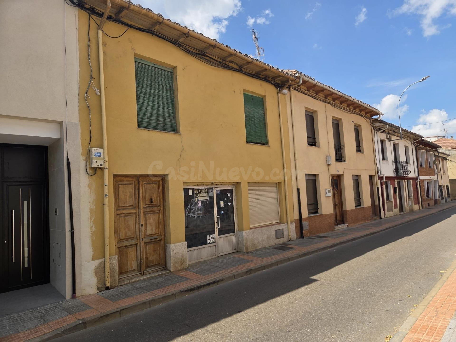 SE VENDE CASA EN EL CENTRO DE VALENCIA DE DON JUAN (LEÓN), DOS PLANTAS, PEQUEÑO PATIO. NECESITA  REFORMA.