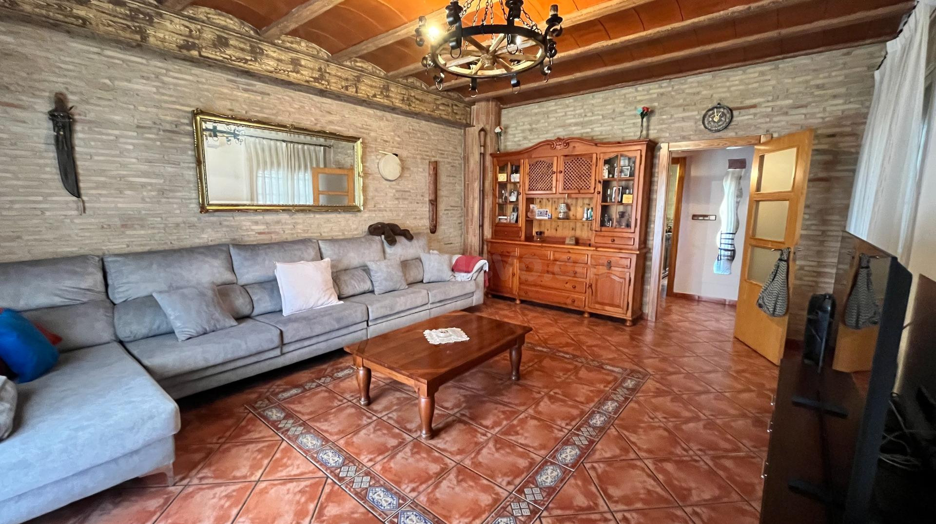 Chalet independiente con casa de invitados y parcela privada en Aljucer. Ideal para familias o inversión