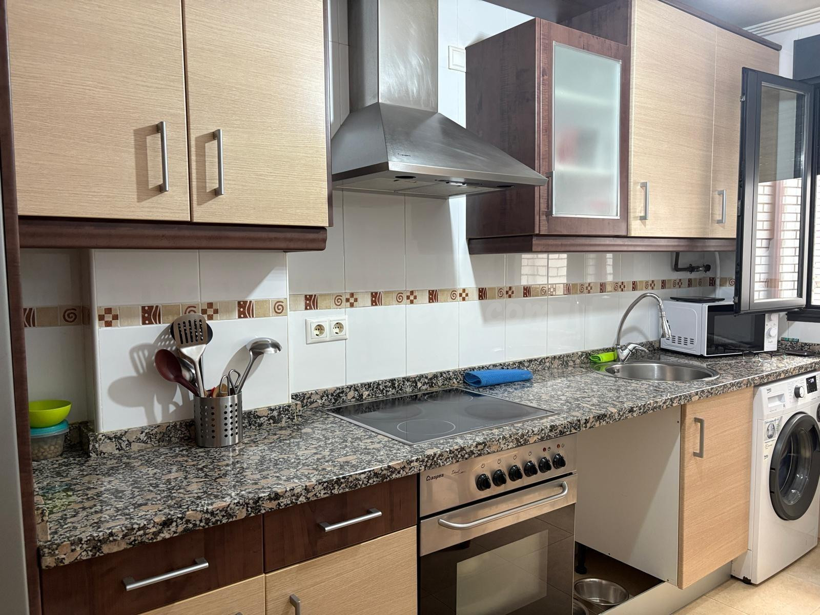SE VENDE PISO SEMINUEVO EN VALENCIA DE DON JUAN (LEÓN), COCINA, SALÓN, 3 HAB., 2 BAÑOS, ASCENSOR Y PLAZA DE GARAJE.