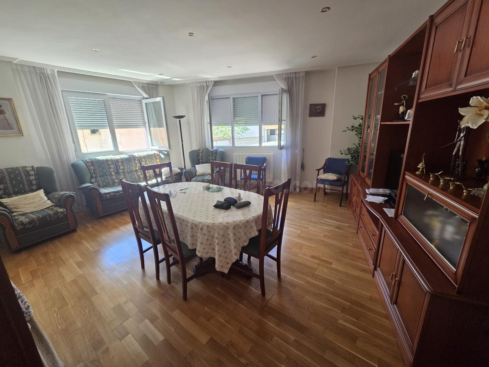 SE VENDE AMPLIO APARTAMENTO, BAJO, 80 M2, AMUEBLADO, COCINA, SALÓN, 2 HAB., BAÑO, TRASTERO Y PLAZA DE GARAJE. PARA ENTRAR A VIVIR.